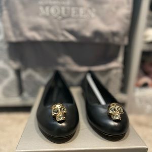 Brand New In Box Alexander McQueen black leather skull flats